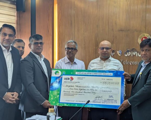 বিএসসিপিএলসি রেভিনিউ শেয়ারিং ও সামাজিক দায়বদ্ধতা তহবিল বাবদ বিটিআরসি-এর নিকট চেক হস্তান্তর করেছে