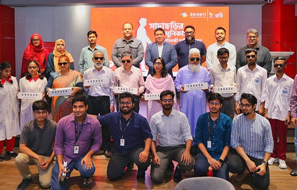 ‘আভাস স্মার্ট কেইন’-এ রয়েছে শোনার-নির্ভর প্রতিবন্ধকতা শনাক্তকরণ প্রযুক্তি, হ্যাপটিক ফিডব্যাক এবং শ্রবণযোগ্য সতর্ক সংকেত