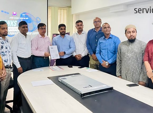 সার্ভিসিং২৪ ইউএপি’র সিএসই বিভাগে সার্ভার উপহার দিল