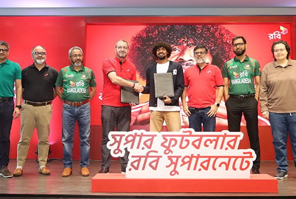 হামজা চৌধুরীই প্রথম ফুটবলার যিনি ইংলিশ প্রিমিয়ার লিগে খেলার অভিজ্ঞতা নিয়ে বাংলাদেশ জাতীয় দলের প্রতিনিধিত্ব করছেন