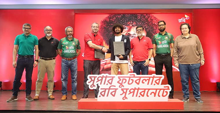 হামজা চৌধুরীই প্রথম ফুটবলার যিনি ইংলিশ প্রিমিয়ার লিগে খেলার অভিজ্ঞতা নিয়ে বাংলাদেশ জাতীয় দলের প্রতিনিধিত্ব করছেন