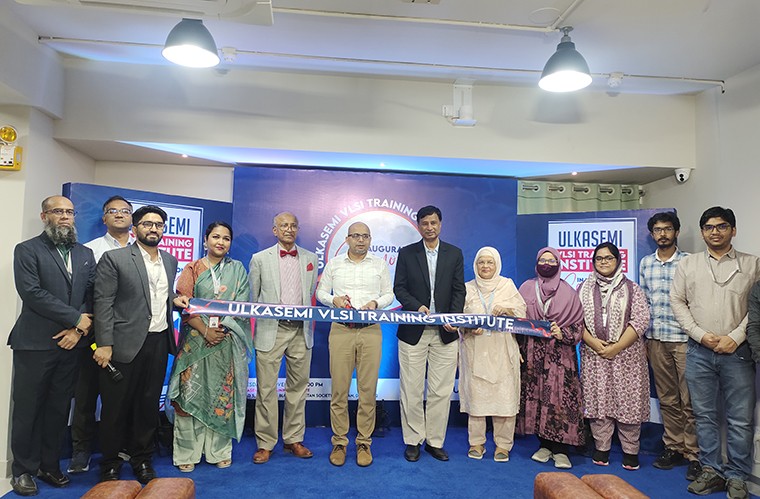 উল্কাসেমি উল্কার গতিতে এগুচ্ছে