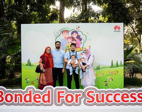 হুয়াওয়ের কর্মী ও তাদের পরিবার