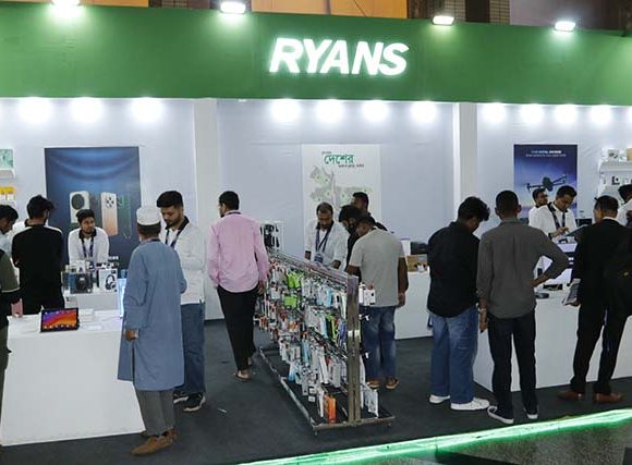 রায়ান্স নিয়ে এলো মোবাইল ফোন