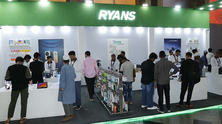 রায়ান্স নিয়ে এলো মোবাইল ফোন