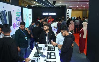 স্মার্টফোন ও ট্যাবলেটগুলো প্রদর্শন করছে