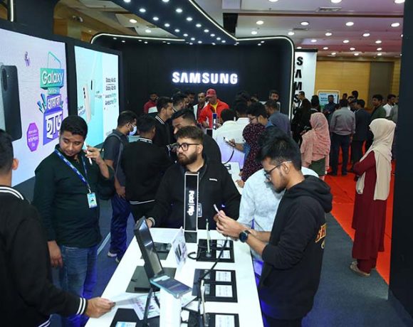 স্মার্টফোন ও ট্যাবলেটগুলো প্রদর্শন করছে