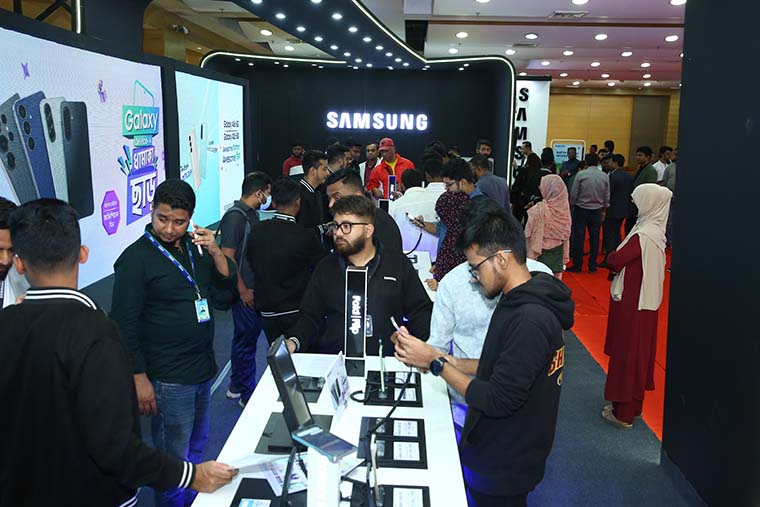 স্মার্টফোন ও ট্যাবলেটগুলো প্রদর্শন করছে