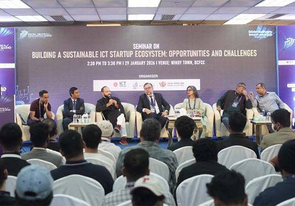 সেমিনারে ডিজিটাল রূপান্তর, উদ্ভাবন, স্মার্ট প্রযুক্তি ও ভবিষ্যৎ সম্ভাবনা নিয়ে আলোচনা করা হয়