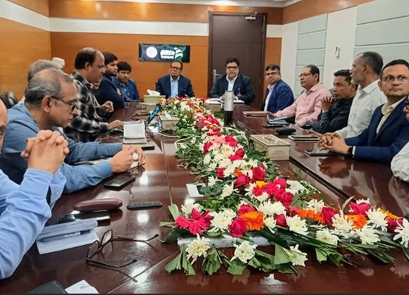 মন্ত্রী ফকির মাহবুব আনাম বলেন, আমরা প্রধানমন্ত্রীর প্রতিশ্রুতি দ্রুত বাস্তবায়নের মাধ্যমে জনবন্ধব সরকার হতে চাই