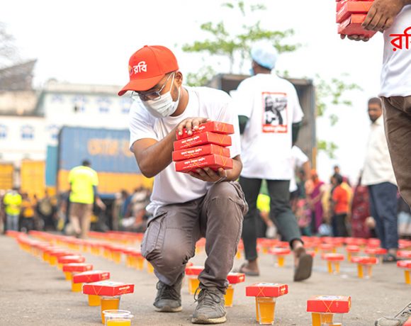 ‘ভালো কাজের হোটেল’র সঙ্গে হাত মিলিয়ে এই ইফতার কার্যক্রম পরিচালনা করে র
