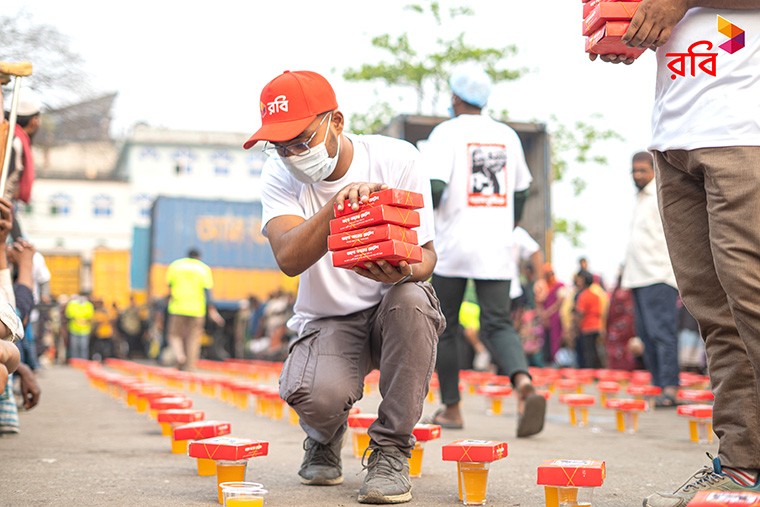 ‘ভালো কাজের হোটেল’র সঙ্গে হাত মিলিয়ে এই ইফতার কার্যক্রম পরিচালনা করে র