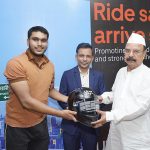 মোটরসাইকেলের প্রয়োজনীয় নিরাপত্তা সরঞ্জাম উবার বাইক চালকদের হাতে
