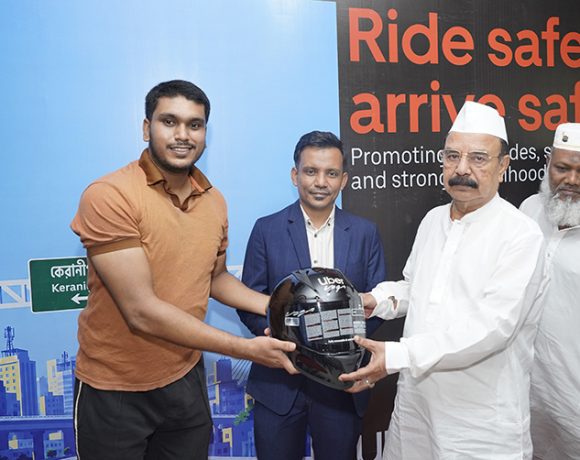 মোটরসাইকেলের প্রয়োজনীয় নিরাপত্তা সরঞ্জাম উবার বাইক চালকদের হাতে