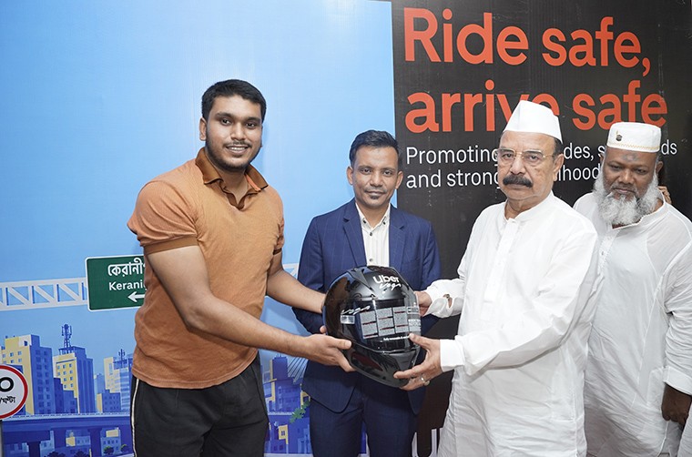 মোটরসাইকেলের প্রয়োজনীয় নিরাপত্তা সরঞ্জাম উবার বাইক চালকদের হাতে